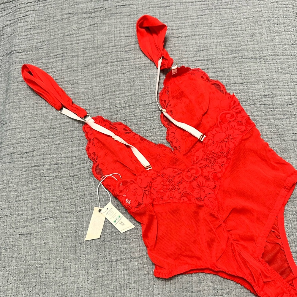 🆕 REVOLVE X FREE PEOPLE WE ARE “HOT AS HELL” CHEAP & CHEERFUL - Picture 3 of 8
